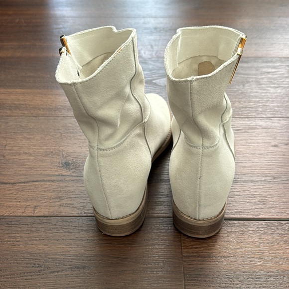 Nila & Nila NWT made in Italy Suede Ivory Bootie with Gold V on top. - Picture 5 of 7
